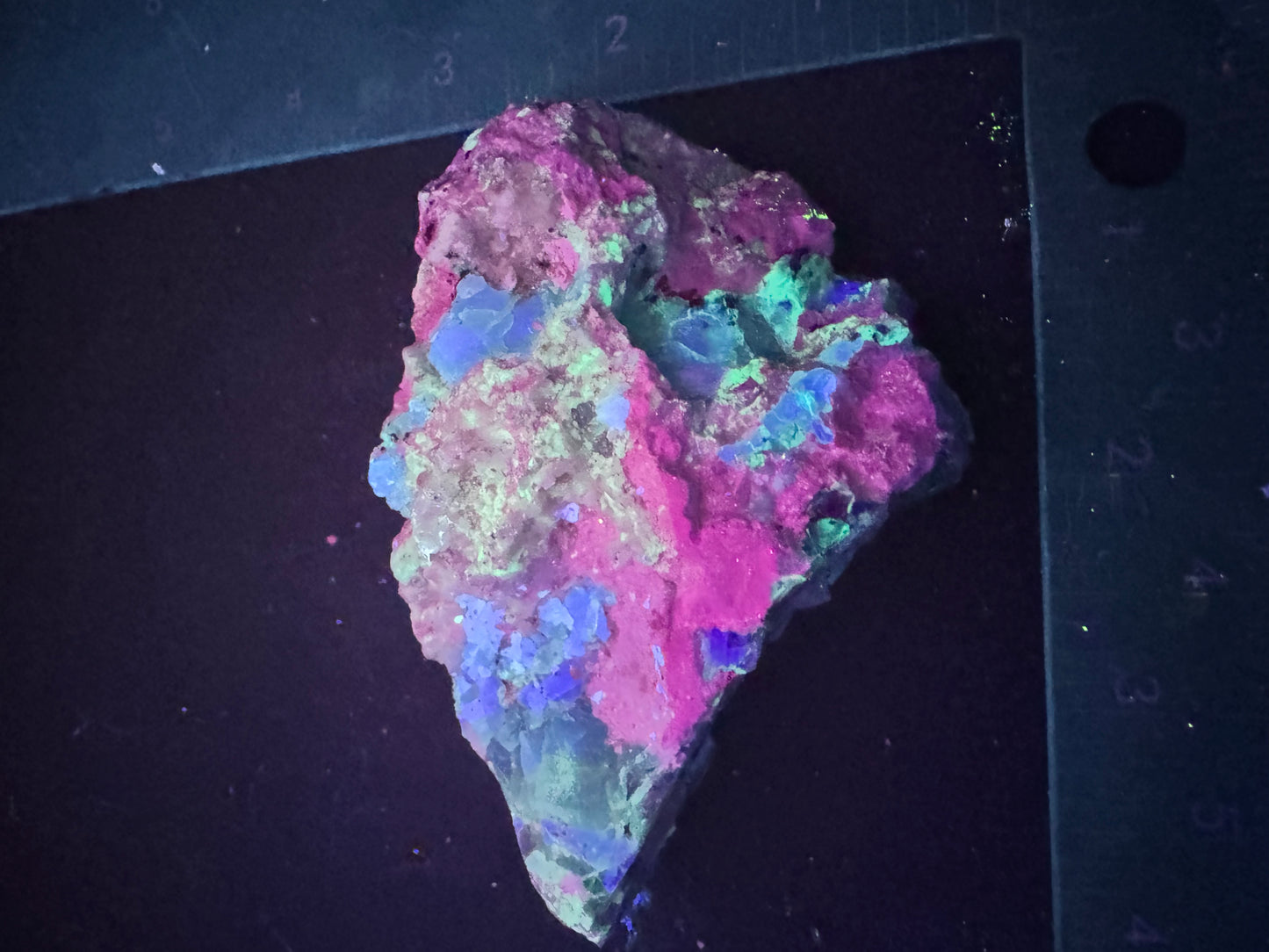 J1- fluorescent fluorite chalcedony specimen