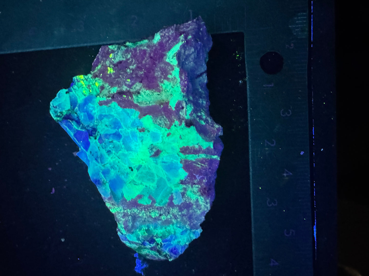 J1- fluorescent fluorite chalcedony specimen