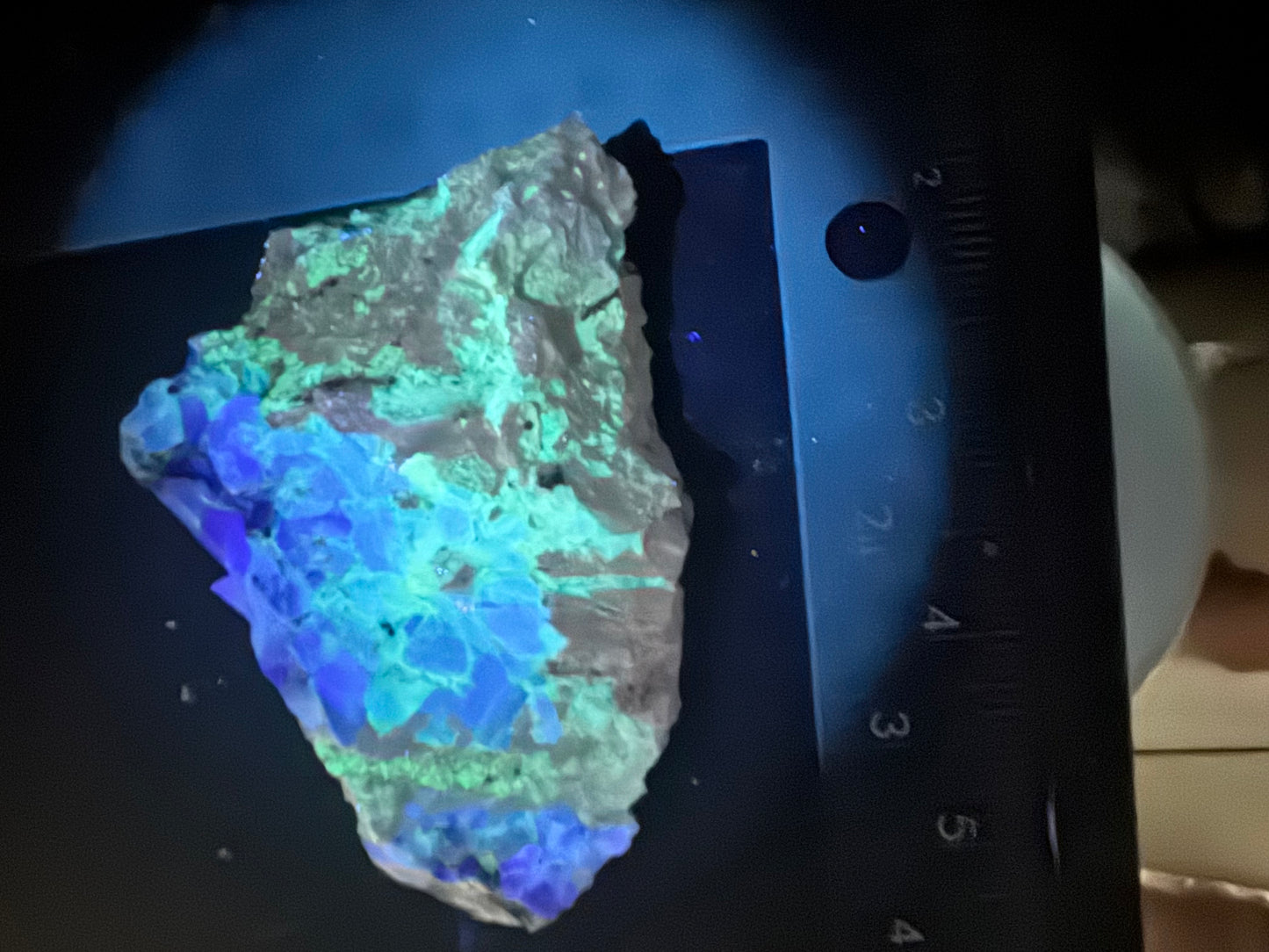 J1- fluorescent fluorite chalcedony specimen