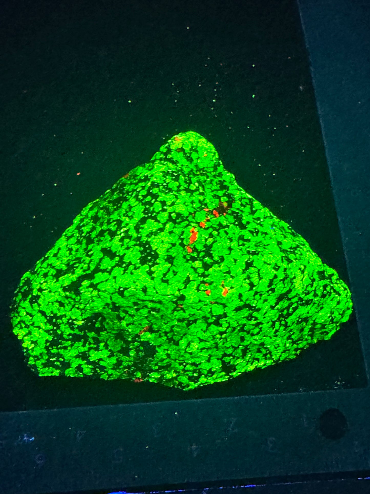 J9-fluorescente green willemite from New Jersey